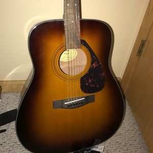 Yamaha F335 guitar with guitar strap.